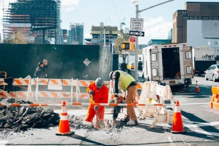 pasang rambu dan pengaman fisik di titik risiko