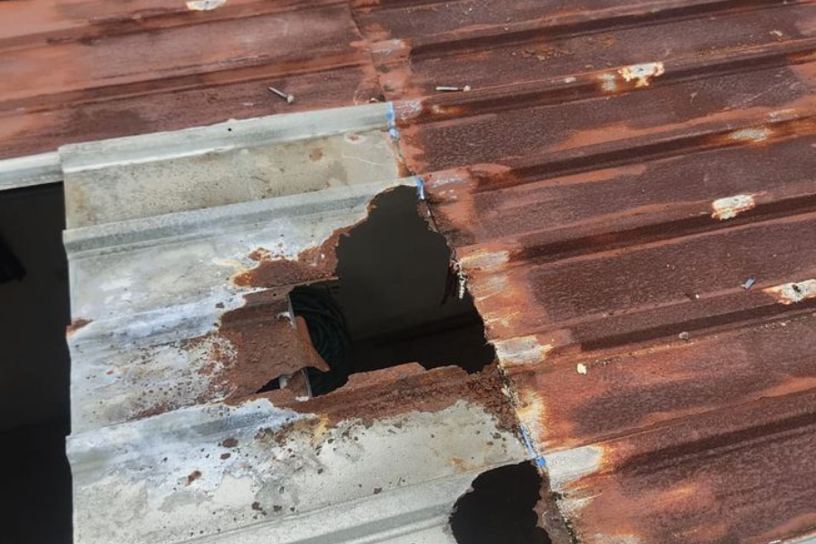 rangka baja ringan berkarat di sambungan